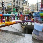 Bouche de métro Mairie de Lilas (RATP) recouverte de tricot (Yarn Bombing) en mai 2015