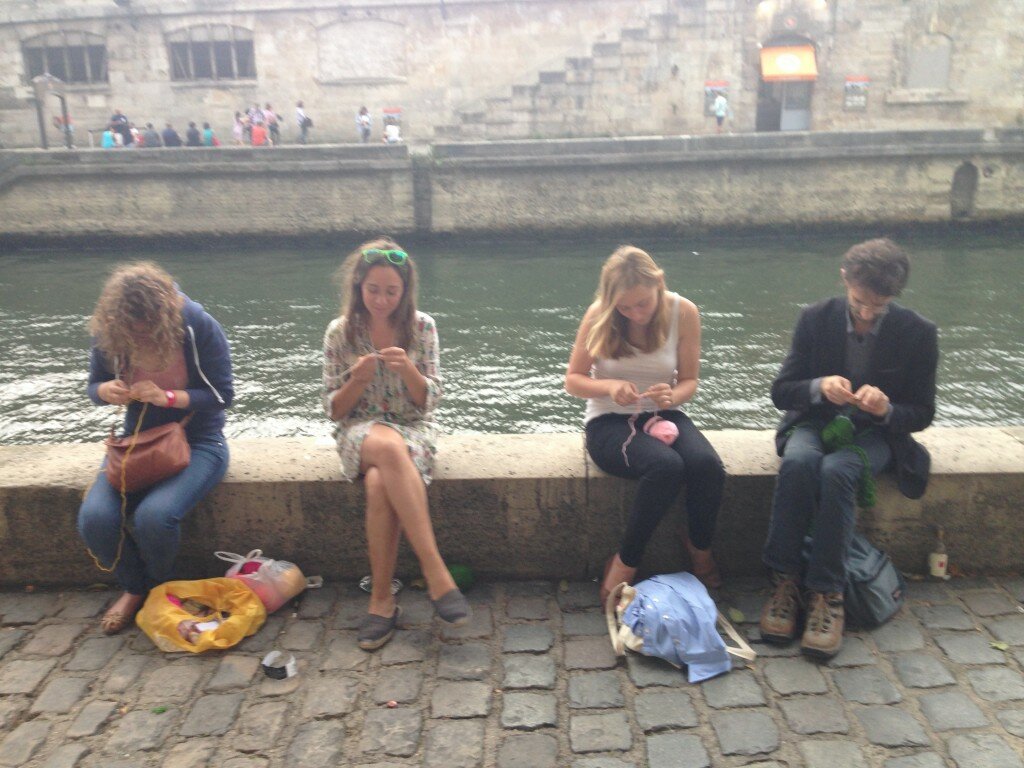 Crocheteuses de carrés granny en action sur les quais de l'Île de la Cité à Paris