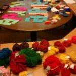 Session d'assemblage des noms de femmes en carrés granny