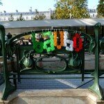 Installation en crochet du nom de la street artiste l'artiste Baubô